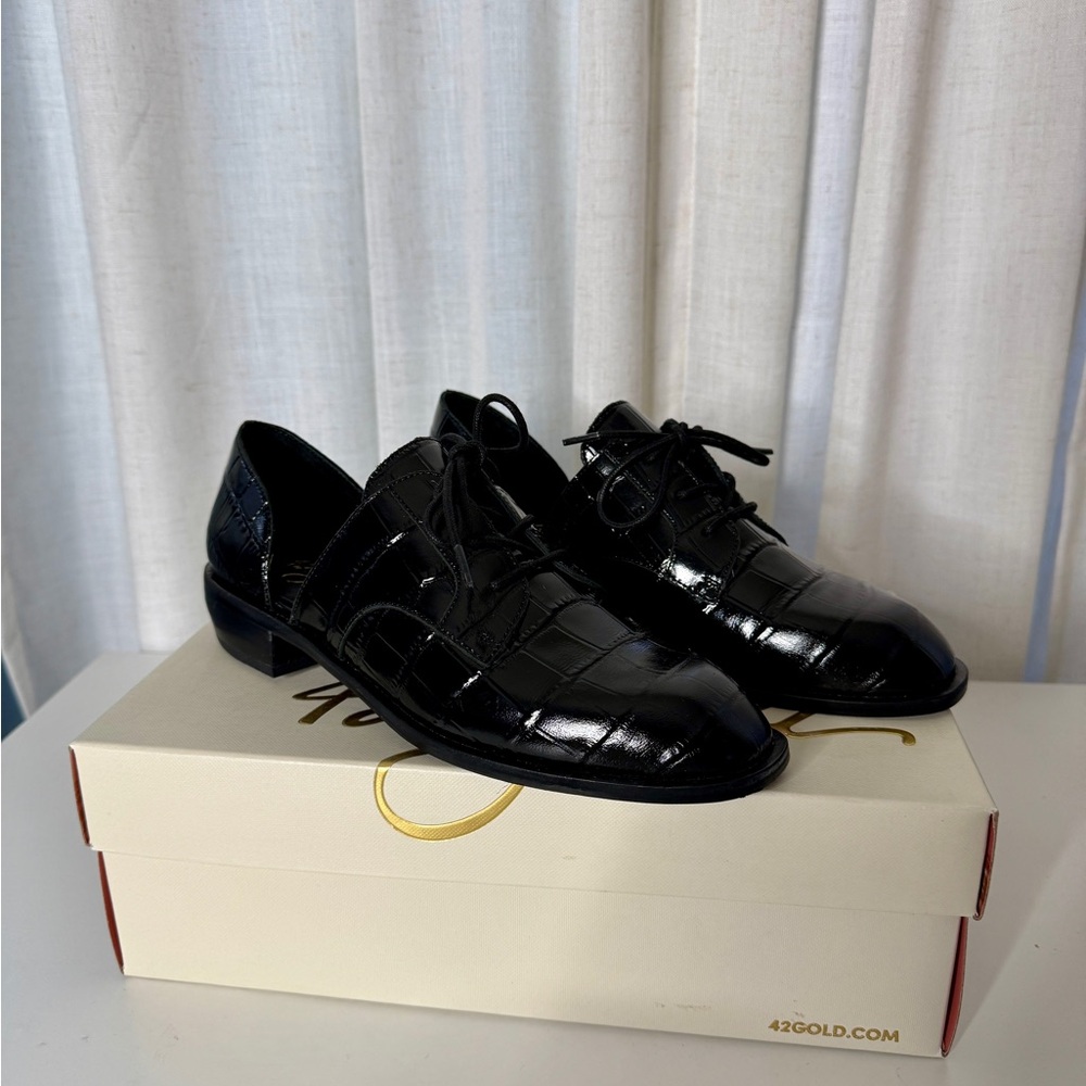 42 GOLD Crocodile print black Oxfords